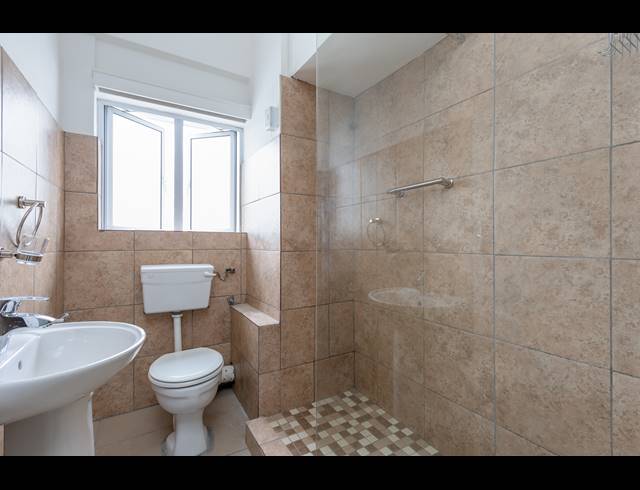 1 BEDROOM APARTMENT TO LET IN CLAREMONT